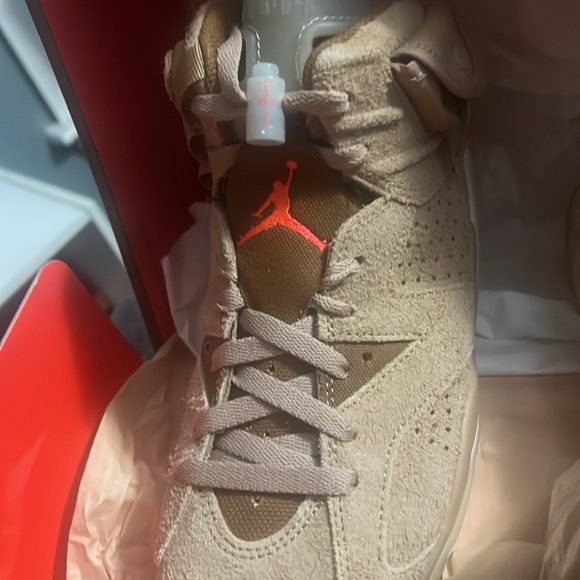 Travis Scott! Jordan kicks! Never worn brand new! Includes back pack/dustpack - Picture 7 of 12